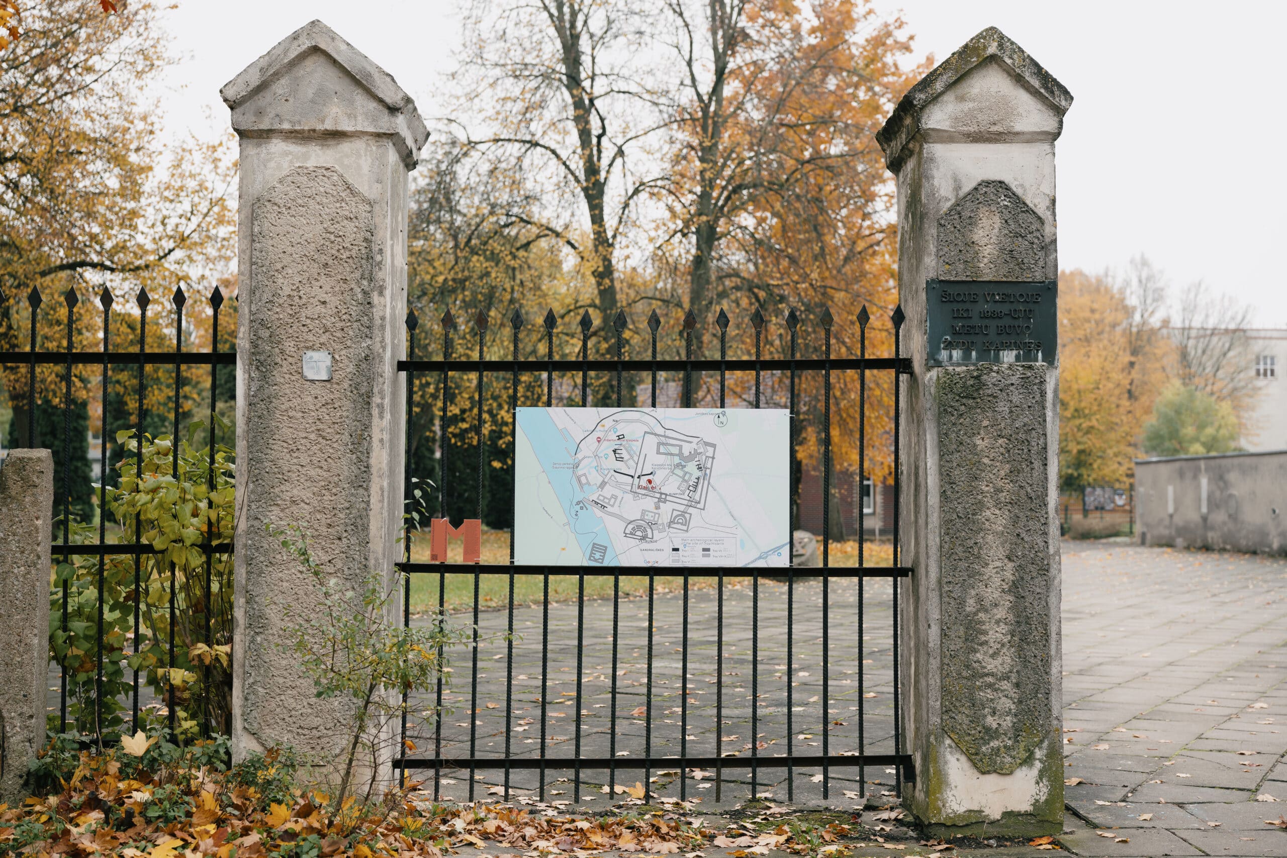 Liucija Teodora Mikučionytė, Du žemelapiai-istorijos archeologija. Nuotrauka: Gediminas Sass.